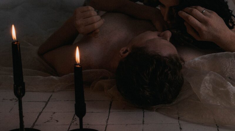 Conto erótico de casada — cena íntima e atmosférica com luz de abajur, ambiente sensual e melancólico