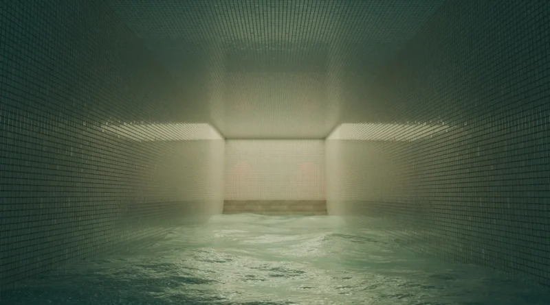 Piscina de ginásio vazia ao anoitecer, com raias flutuando e luz quente refletida na água parada