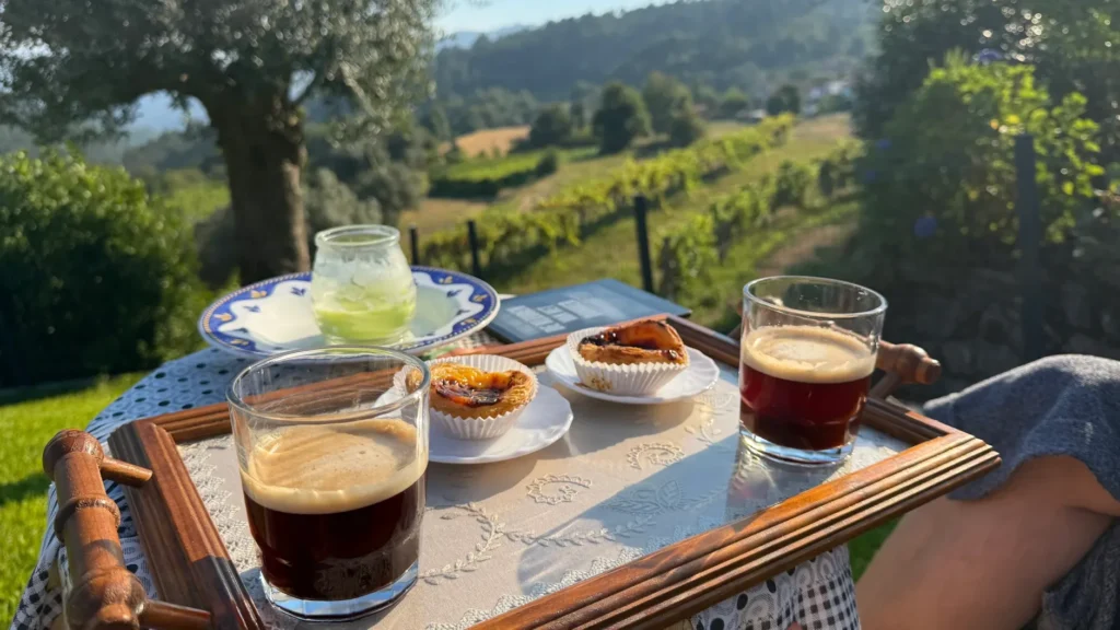 Duas xícaras de café sobre o parapeito de uma varanda, ao amanhecer, sugerindo intimidade e vizinhança.