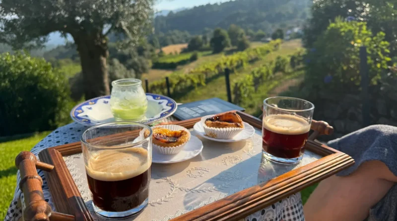 Duas xícaras de café sobre o parapeito de uma varanda, ao amanhecer, sugerindo intimidade e vizinhança.