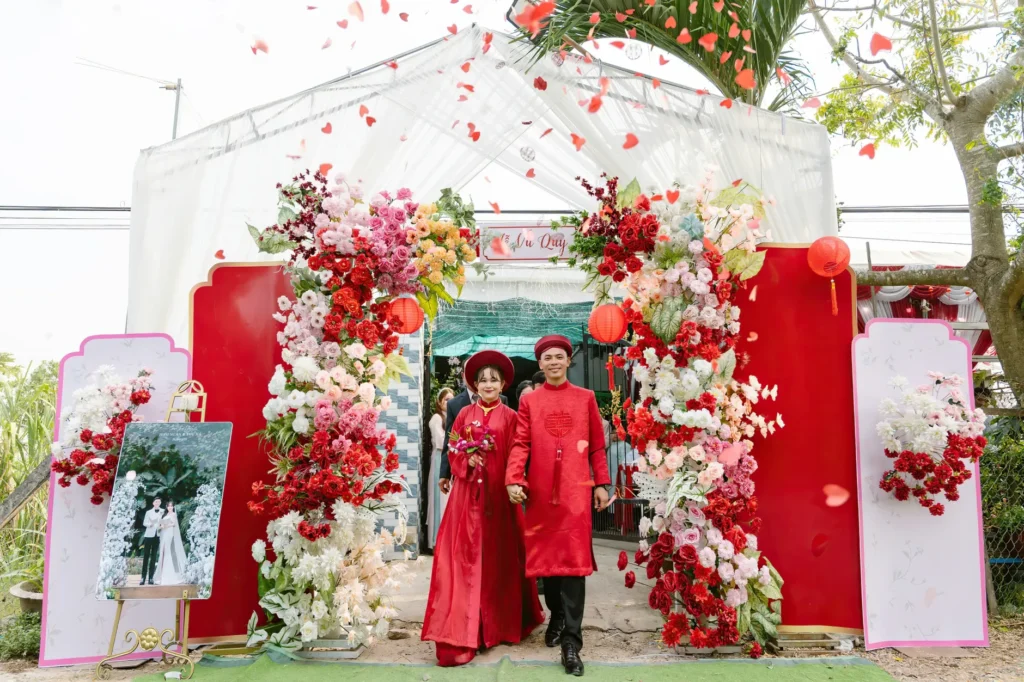 Dois adultos conversam e sorriem num primeiro encontro em uma feira de flores