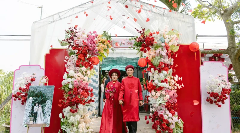 Dois adultos conversam e sorriem num primeiro encontro em uma feira de flores